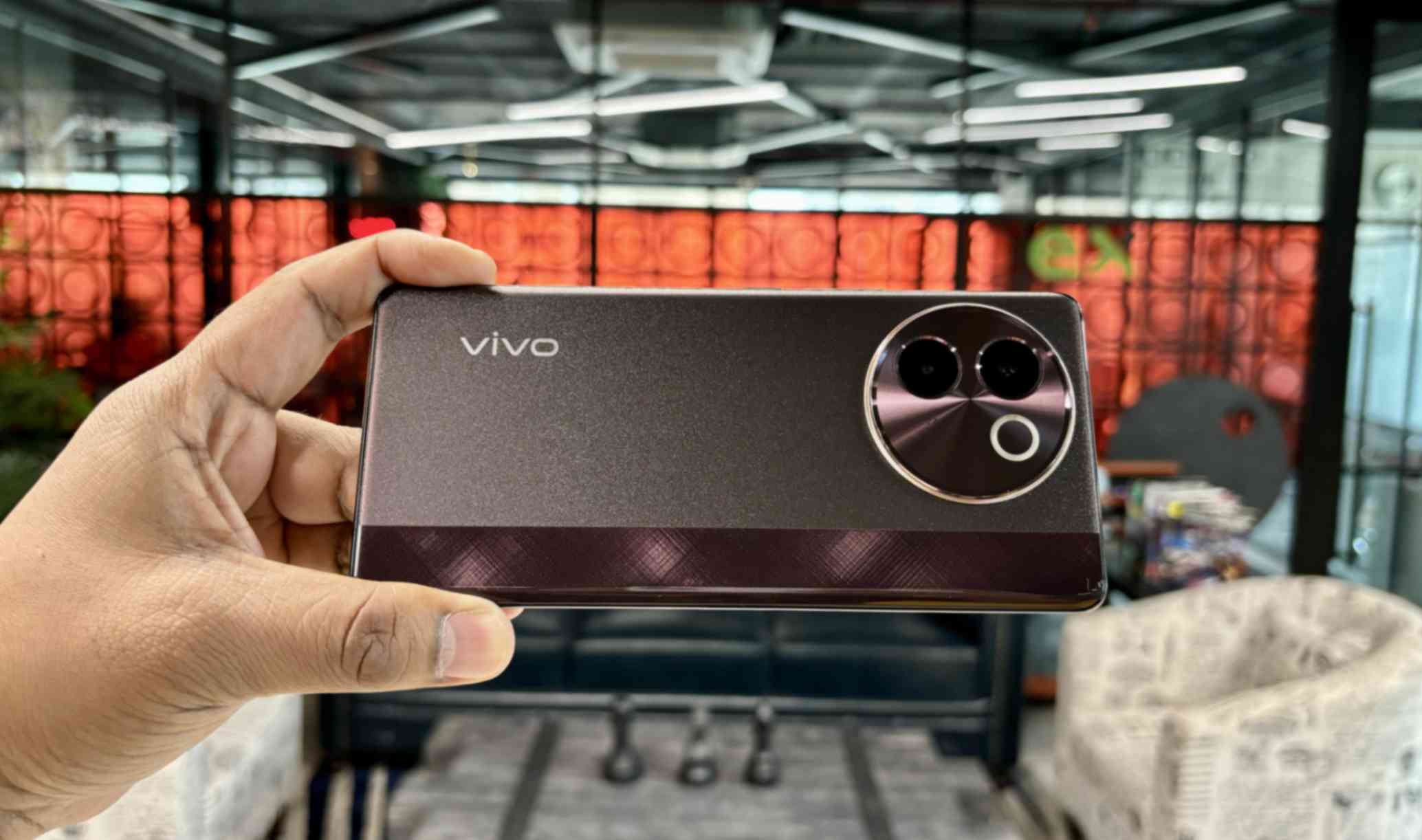 Back design of VIVO v3e 5G