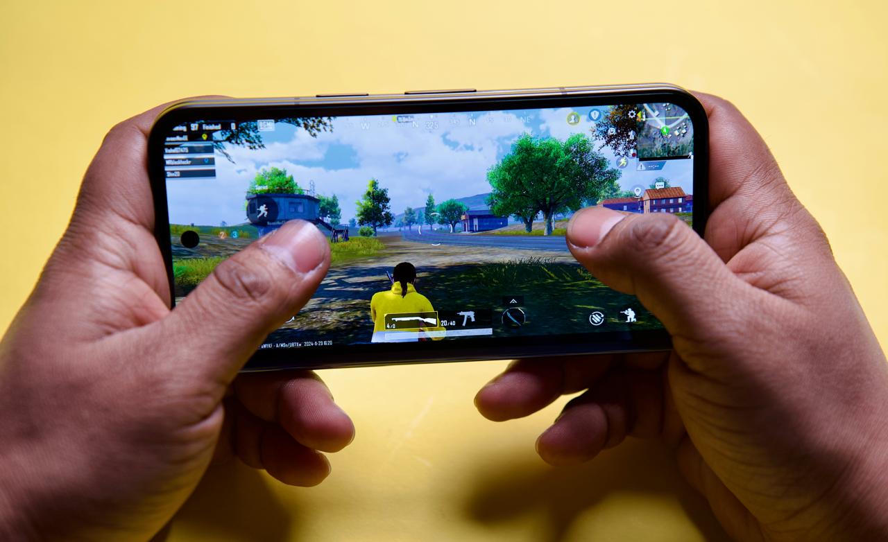 Google Pixel 9 Pro fold gaming test outer display