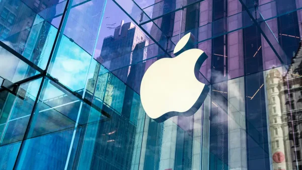 Glass-building-of-the-Apple-Store-with-huge-Apple-Logo