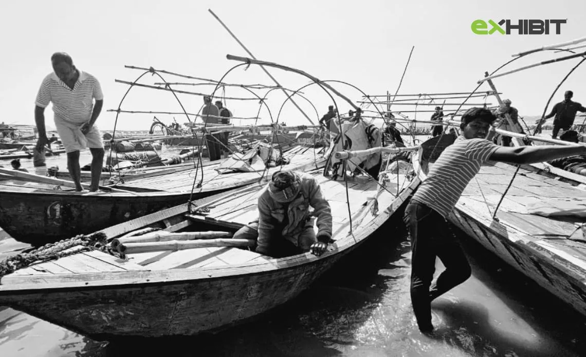 Rowing devotees to the holiest site at the confluence of rivers, the triveni sangham